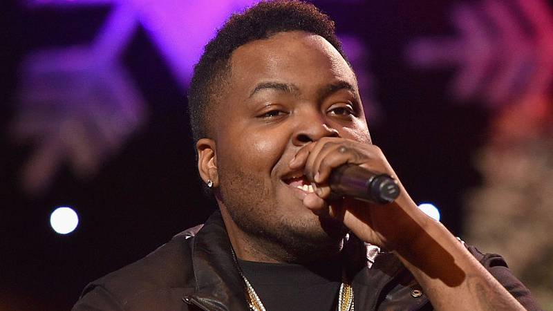 HOLLYWOOD, CA - NOVEMBER 29:  Recording artist Sean Kingston performs onstage during the 2015 Hollywood Christmas Parade on November 29, 2015 in Hollywood, California.  (Photo by Mike Windle/Getty Images for The Hollywood Christmas Parade)